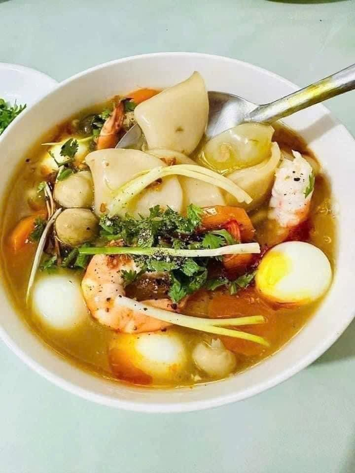 Bánh Canh Phồng Tôm – Hương Vị Độc Đáo Từ Biển Cả
Giữa muôn vàn món canh quen thuộc, bánh canh phồng tôm nổi lên như một làn sóng mới, thu hút sự chú ý của những tín đồ ẩm thực. Món ăn này không chỉ đơn giản là sự kết hợp giữa bánh canh và phồng tôm, mà còn là sự hòa quyện tinh tế của hương vị biển cả, mang đến trải nghiệm ẩm thực độc đáo và lạ miệng.
Với sợi bánh canh dai mềm, nước lèo ngọt thanh từ xương heo hoặc gà, kết hợp cùng phồng tôm giòn rụm và tôm tươi ngọt thịt, món ăn này không chỉ làm phong phú thêm thực đơn gia đình mà còn là lựa chọn lý tưởng cho những bữa ăn cuối tuần.