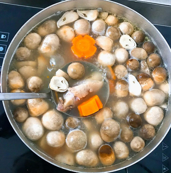 Bước 2: Nấu Nước Lèo Bánh Canh
Cho giò heo vào nồi, đổ nước ngập, đun sôi rồi vớt ra rửa sạch để loại bỏ bọt bẩn.
Đun lại giò heo với 1.5–2 lít nước, nấu trong 30–45 phút để nước dùng ngọt.
Phi thơm hành tím và tỏi với dầu điều, sau đó cho tôm vào xào sơ.
Khi tôm chuyển màu, cho vào nồi nước lèo, nấu thêm 10 phút.
Thêm nấm rơm, cà rốt, củ cải trắng vào, nấu đến khi chín mềm.
Nêm gia vị: muối, đường, hạt nêm, nước mắm, tiêu cho vừa ăn
