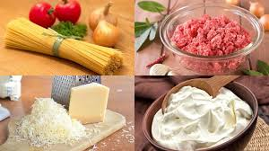 Chuẩn Bị Nguyên Liệu Làm Mì Ý Tại Nhà
Để làm mì Ý tại nhà, bạn cần chuẩn bị các nguyên liệu cơ bản sau:
Mì Ý (Pasta): Bạn có thể chọn bất kỳ loại mì Ý nào như spaghetti, fettuccine, penne hoặc fusilli tùy theo sở thích. Bạn có thể mua mì Ý tươi hoặc mì khô ở siêu thị.
Nước sôi: Để luộc mì Ý.
Muối: Để nêm vào nước luộc mì.
Sốt cà chua (hoặc sốt bò bằm, sốt kem, v.v.): Đây là phần gia vị tạo nên hương vị đặc trưng cho món mì Ý.
Thịt băm (nếu thích): Bạn có thể sử dụng thịt bò, thịt gà, hoặc thịt heo tùy khẩu vị.
Phô mai Parmesan: Thêm chút hương vị cho món ăn thêm phần hấp dẫn.
Gia vị: Tỏi, dầu ô liu, tiêu, húng quế tươi hoặc lá oregano.