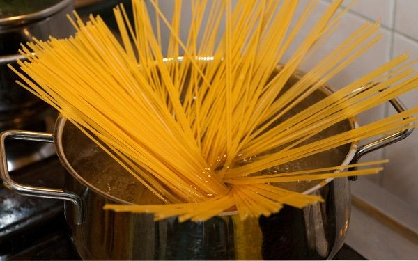Bước 1: Luộc Mì Ý
Đun sôi một nồi nước lớn với một chút muối. Lượng nước cần đủ để ngập hết mì khi cho vào.
Khi nước sôi, cho mì Ý vào và khuấy đều để mì không bị dính vào nhau.
Luộc mì theo thời gian ghi trên bao bì (thông thường khoảng 8-10 phút). Tuy nhiên, bạn có thể thử độ mềm của mì để điều chỉnh thời gian cho phù hợp với sở thích của mình (mì Ý có thể được luộc chín vừa hoặc chín mềm).
Sau khi mì chín, vớt ra và để ráo nước.