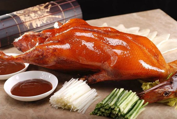 Vịt quay Bắc Kinh là một trong những món ăn nổi tiếng của nền ẩm thực Trung Hoa, nổi bật với lớp da giòn rụm màu cánh gián óng ả, phần thịt mềm ngọt, thơm lừng. Từ lâu, món ăn này đã trở thành biểu tượng ẩm thực không chỉ trong nước mà còn nổi danh toàn thế giới. Tuy nhiên, không phải ai cũng biết cách làm vịt quay Bắc Kinh đúng chuẩn tại nhà. Bài viết dưới đây yêu bếp núc sẽ hướng dẫn bạn chi tiết cách làm vịt quay Bắc Kinh thơm ngon đúng điệu, với công thức dễ thực hiện, và đầy đủ thông tin hữu ích.