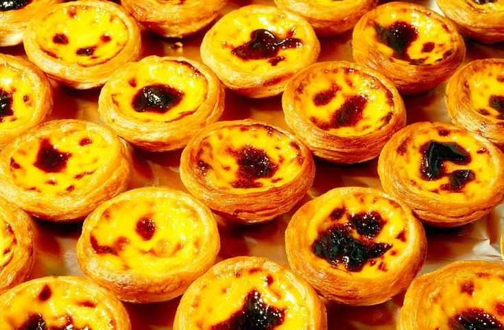 Bánh tart trứng – món ăn vặt nổi tiếng từ Hồng Kông – đã chiếm trọn trái tim của những tín đồ mê bánh ngọt nhờ lớp vỏ giòn xốp và nhân kem trứng béo ngậy. Bài viết dưới đây của yêu bếp núc sẽ hướng dẫn chi tiết từng bước cách làm bánh tart trứng, từ chuẩn bị nguyên liệu đến kỹ thuật nướng, giúp bạn tạo ra những chiếc bánh tart trứng thơm ngon không thua kém ngoài tiệm.