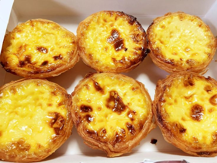 Mẹo Nhỏ Để Bánh Tart Trứng Hoàn Hảo
Bơ lạnh: Sử dụng bơ lạnh giúp vỏ bánh giòn và xốp hơn.
Không nhào bột quá lâu: Việc nhào bột quá lâu sẽ làm bột bị dai, ảnh hưởng đến độ giòn của vỏ bánh.
Ủ bột đủ thời gian: Để bột nghỉ đủ thời gian giúp bột dễ cán và không bị co lại khi nướng.
Chọc lỗ dưới đáy vỏ bánh: Điều này giúp vỏ bánh không bị phồng lên khi nướng.
Kiểm tra nhiệt độ lò nướng: Nhiệt độ lò nướng cần được kiểm tra chính xác để đảm bảo bánh chín đều và không bị cháy.