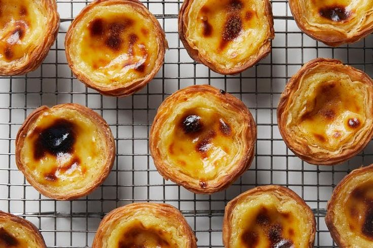 3. Nướng Bánh
Làm nóng lò: Làm nóng lò nướng ở nhiệt độ 180°C.
Nướng vỏ bánh: Đặt khuôn bánh vào lò, nướng trong 10-12 phút cho đến khi vỏ bánh có màu vàng nhạt.
Đổ nhân: Lấy vỏ bánh ra, đổ nhân trứng vào khoảng 3/4 khuôn.
Nướng hoàn chỉnh: Đặt lại khuôn vào lò, nướng ở 180°C trong 20-25 phút hoặc cho đến khi nhân bánh có màu vàng nâu và vỏ bánh giòn.