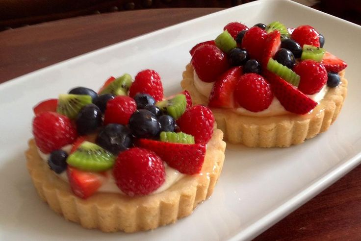 Bánh tart trái cây là món tráng miệng hoàn hảo cho những ai yêu thích sự kết hợp giữa vị ngọt béo của kem và độ giòn tan của lớp vỏ bột. Với ba phiên bản hấp dẫn: bánh tart xoài chua ngọt, bánh tart dâu tây tươi mát và bánh tart dừa thơm lừng, bạn hoàn toàn có thể tự tay thực hiện tại nhà để chiêu đãi gia đình và bạn bè. Hãy cùng yêu bếp núc khám phá cách làm bánh tart trái cây qua hướng dẫn chi tiết dưới đây.