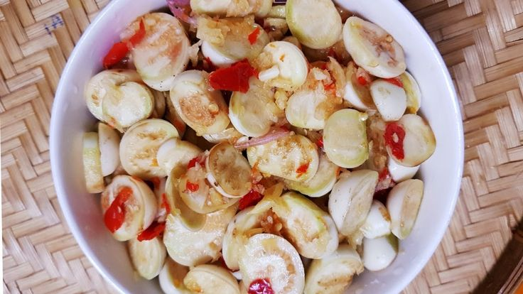Cà muối xổi là món ăn dân dã nhưng luôn khiến bữa cơm thêm phần hấp dẫn. Với vị chua ngọt, giòn tan và hương thơm đặc trưng từ tỏi, riềng, món cà muối xổi không chỉ kích thích vị giác mà còn dễ dàng thực hiện tại nhà. Bài viết dưới đây yêu bếp núc sẽ hướng dẫn cho các bạn hai cách làm cà muối xổi đơn giản, nhanh chóng và ngon miệng.