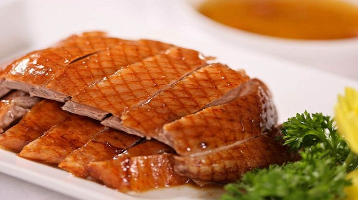 Món vịt quay Bắc Kinh thường được thưởng thức theo phong cách riêng biệt:

Cắt da vịt thành từng miếng mỏng, ăn kèm bánh tráng mỏng (hoặc bánh pía mỏng), dưa leo, hành lá chẻ nhỏ, chấm cùng nước tương đậu ngọt hoặc nước sốt hoisin.

Thịt vịt còn lại có thể xào mì, nấu súp hoặc ăn kèm cơm.

Xương vịt được dùng để nấu canh, cháo rất ngọt nước.