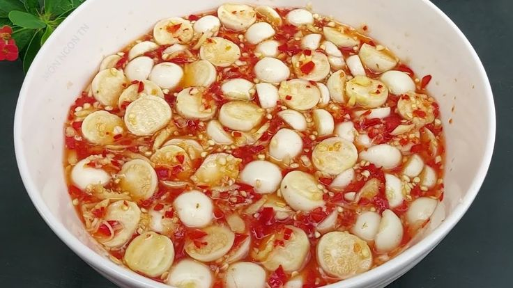 Hướng dẫn cách làm cà pháo muối xổi
Sơ chế cà pháo: Cà pháo rửa sạch, cắt bỏ cuống. Tùy theo kích thước, bạn có thể bổ đôi hoặc ba. Ngâm cà vào nước muối loãng pha với giấm trong 15–20 phút để cà ra hết nhựa và không bị thâm đen. Sau đó, vớt ra, rửa sạch và để ráo nước.
Chuẩn bị nước mắm ngâm: Tỏi bóc vỏ, ớt bỏ cuống và băm nhuyễn. Trộn đều tỏi, ớt với nước mắm, giấm, đường, bột ngọt, muối, ớt bột và nước sôi để nguội cho đến khi đường và muối tan hết.
Muối xổi cà: Cho cà vào hũ thủy tinh, đổ hỗn hợp nước mắm đã chuẩn bị vào sao cho cà ngập trong nước. Đậy nắp kín và để ở nhiệt độ phòng khoảng 3–5 tiếng là có thể thưởng thức.
Thành phẩm: Cà muối xổi có vị chua ngọt, cay nhẹ và giòn tan, rất thích hợp ăn kèm với cơm trắng, thịt luộc hoặc rau muống luộc.