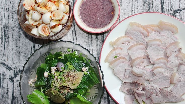Cà muối xổi là món ăn kèm lý tưởng cho bữa cơm gia đình. Bạn có thể kết hợp với:
Cơm trắng: Món cà muối xổi sẽ làm tăng thêm hương vị cho cơm trắng, khiến bữa ăn thêm phần hấp dẫn.
Thịt luộc: Thịt ba chỉ luộc hoặc thịt gà luộc kết hợp với cà muối xổi tạo nên bữa ăn đầy đủ dinh dưỡng.
Rau luộc: Rau muống luộc hoặc rau cải ngọt luộc ăn kèm với cà muối xổi sẽ giúp cân bằng hương vị và bổ sung chất xơ cho cơ thể.