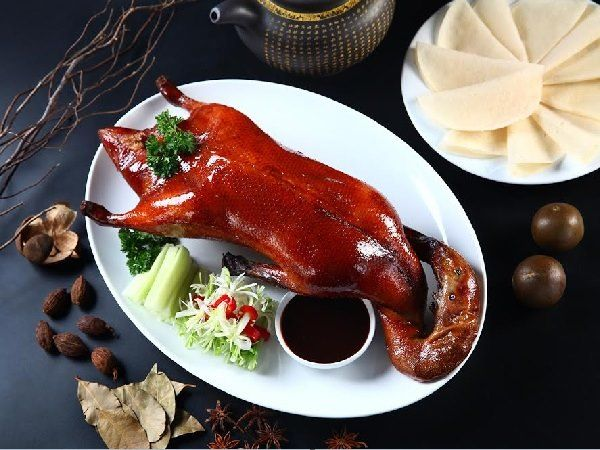 Bước 5: Quay vịt

Cách 1: Quay trong lò nướng có xiên quay

Làm nóng lò ở 200 độ C.

Xiên vịt vào que và quay đều trong 45 – 60 phút, thỉnh thoảng mở lò để quét thêm hỗn hợp mật ong lên da.

Cách 2: Dùng khay nướng

Đặt vịt lên vỉ, phía dưới có khay hứng mỡ.

Nướng ở 180 – 200 độ C trong 60 phút, giữa thời gian nhớ lật vịt để chín đều.

Quét hỗn hợp mật ong lần cuối và bật lửa trên để tạo độ giòn bóng cho da vịt.