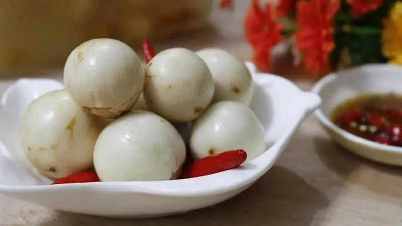 Cà pháo muối chua giòn ngon là món ăn dân dã nhưng luôn chiếm trọn cảm tình của người Việt. Với vị chua nhẹ, giòn sần sật và hương thơm đặc trưng từ riềng, tỏi, ớt, món cà muối không chỉ là món ăn kèm mà còn là phần không thể thiếu trong bữa cơm gia đình, đặc biệt vào những ngày hè oi ả. Hãy cùng yêu bếp núc khám phá cách làm cà pháo muối chua giòn ngon, giữ được lâu mà không bị nổi váng hay hỏng.