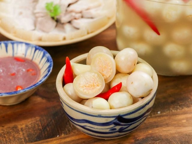 Bước 5: Ngâm và Bảo Quản
Đậy kín hũ và để ở nơi thoáng mát, tránh ánh nắng trực tiếp.
Thời gian ngâm: Sau 3-5 ngày, cà sẽ chín và có thể thưởng thức. Nếu muốn cà chín nhanh hơn, có thể để ở nơi có nhiệt độ cao hơn hoặc dùng nước ấm để ngâm.
Bảo quản: Sau khi cà đã chín, có thể bảo quản trong tủ lạnh để ăn dần.