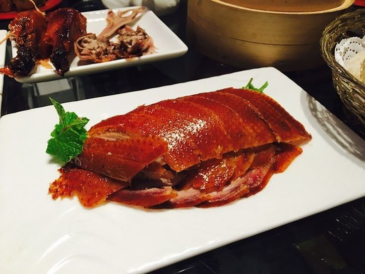 Giá Trị Dinh Dưỡng Của Món Vịt Quay Bắc Kinh

Ngoài hương vị hấp dẫn, món vịt quay Bắc Kinh cũng rất giàu dinh dưỡng:

Cung cấp lượng protein dồi dào, giúp phát triển cơ bắp.

Chứa các loại vitamin B, sắt và kẽm.

Tuy nhiên, nên ăn điều độ vì vịt quay có lượng chất béo tương đối cao.