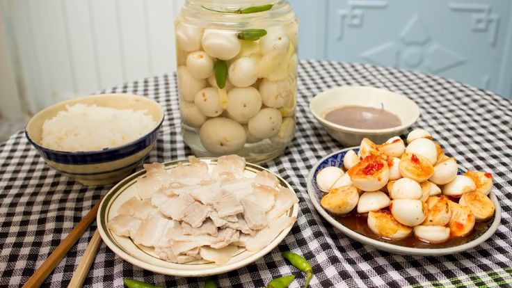 Mẹo Giúp Cà Pháo Muối Giòn Ngon, Không Nổi Váng
Chọn cà: Ưu tiên chọn cà pháo quả nhỏ, vỏ bóng, không bị sâu bệnh để đảm bảo độ giòn và hương vị.
Phơi cà: Trước khi muối, có thể phơi cà dưới nắng nhẹ khoảng 1-2 giờ để cà héo bớt, giúp cà giòn hơn khi muối.
Nước muối: Sử dụng nước muối pha loãng, không quá mặn để cà không bị mặn quá mức và giúp lên men tự nhiên.
Nén cà: Đảm bảo cà luôn được ngập trong nước muối, tránh tiếp xúc với không khí để cà không bị thâm đen và nổi váng.
Bảo quản: Sau khi cà đã chín, bảo quản trong tủ lạnh để giữ được lâu và tránh bị hỏng.