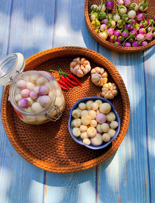 Nguyên Liệu Làm Cà Pháo Muối Chua Giòn
Để làm cà pháo muối chua giòn ngon, bạn cần chuẩn bị những nguyên liệu sau:
Cà pháo: 1 kg (chọn quả bánh tẻ, vỏ bóng, không bị sâu bệnh)
Muối hạt: 50 g (nên dùng muối hạt biển để đảm bảo độ giòn và không bị nổi váng)
Nước lọc: 1 lít
Riềng: 50 g (gọt vỏ, thái lát mỏng)
Tỏi: 1 củ (bóc vỏ, thái lát)
Ớt tươi: 2-3 quả (thái lát, tùy khẩu vị)
Đường: 1 muỗng canh (tùy chọn, giúp cân bằng vị chua)