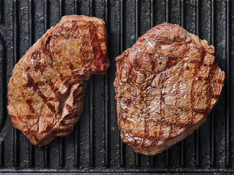 Tiếp tục lật sang mặt còn lại và áp chảo thêm 3-4 phút. Dùng kẹp để lật beefsteak sang các cạnh còn lại và áp chảo cho se các cạnh (mỗi cạnh khoảng 1 phút).