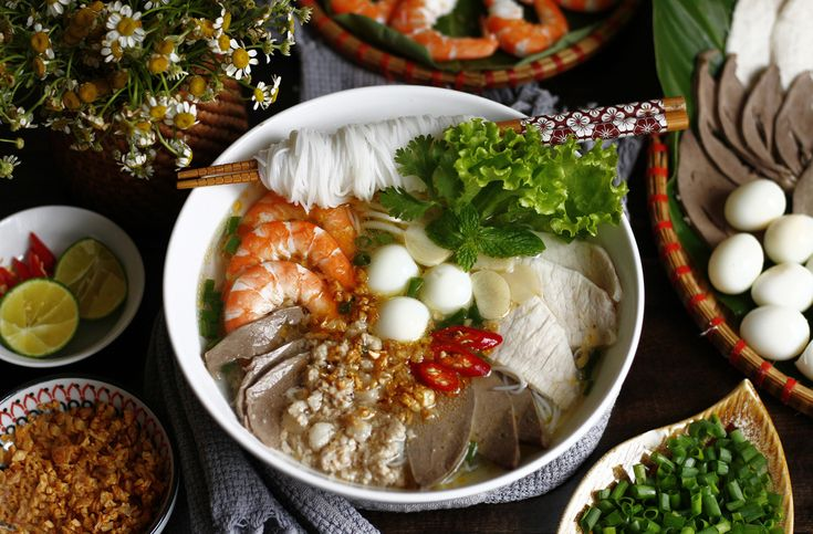 Hôm nay yêu bếp núc sẽ hướng dẫn cho bạn cách nấu hủ tiếu nam vang dưới bài viết sau đây nhé!
Hủ tiếu Nam Vang – món ăn mang đậm hương vị miền Tây Nam Bộ, đã từ lâu chinh phục biết bao thực khách bởi hương vị thơm ngon, nước dùng ngọt thanh và sợi hủ tiếu dai mềm. Để tạo nên một tô hủ tiếu Nam Vang đúng điệu, ngoài việc lựa chọn nguyên liệu tươi ngon, bí mật còn nằm ở nguồn nước dùng được ninh từ xương heo, kết hợp cùng khô mực và các loại gia vị đặc trưng.