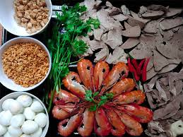 Bước 1: Sơ Chế Nguyên Liệu
Xương heo: Rửa sạch, chần qua nước sôi khoảng 5 phút để loại bỏ bọt bẩn, rồi rửa lại với nước lạnh.
Tôm tươi: Rửa sạch, luộc chín, bóc vỏ, để riêng.
Gan heo, tim heo: Rửa sạch, luộc chín, thái lát mỏng.
Thịt nạc heo: Rửa sạch, thái lát mỏng.
Hủ tiếu: Trụng sơ qua nước sôi, vớt ra để ráo.