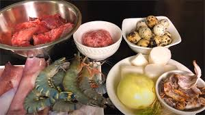 Nguyên Liệu Nấu Hủ Tiếu Nam Vang
Nấu nước dùng hủ tiếu
1,5 kg xương ống heo: Chọn xương tươi, không có mùi lạ, màu đỏ tươi và không nhớt.
200g tôm khô: Rửa sạch, rang sơ để tăng hương vị.
1 con mực khô nhỏ: Nướng sơ để tăng hương vị.
100g củ cải trắng: Rửa sạch, cắt khúc.
Hành tím, hành tây: Nướng sơ để tăng hương vị.
Gia vị: Muối, đường phèn, bột ngọt, nước mắm.
Topping (Ăn Kèm)
300g tôm tươi: Rửa sạch, luộc chín.
300g gan heo: Rửa sạch, luộc chín.
300g thịt nạc heo: Rửa sạch, thái lát mỏng.
200g tim heo (tùy chọn): Rửa sạch, luộc chín.
300g hủ tiếu khô hoặc tươi: Trụng sơ qua nước sôi.
Giá sống, hẹ, hành lá, cần tàu: Rửa sạch, để ráo.
Hành phi, tóp mỡ (tùy thích): Để rắc lên trên.
Tiêu xay: Rắc lên trên để tăng hương vị.