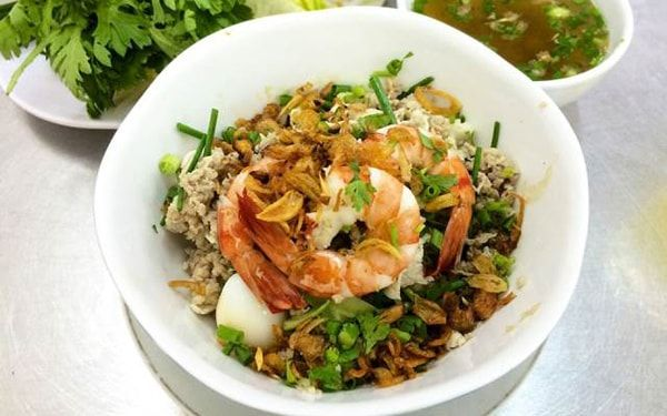 Bước 3: Trộn Hủ Tiếu
Cho sợi hủ tiếu đã chần vào tô.
Thêm thịt nạc heo, gan heo, tôm, trứng cút và rau sống lên trên.
Rưới nước sốt đã chuẩn bị lên trên, trộn đều và thưởng thức.