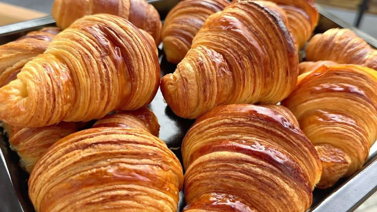 Bánh sừng bò (hay còn gọi là croissant) là một món bánh nổi tiếng của Pháp, nổi bật với lớp vỏ giòn xốp, hương vị bơ thơm béo và hình dáng đặc trưng như chiếc sừng bò. Nếu bạn đang tìm kiếm cách làm bánh sừng bò tại nhà vừa đơn giản vừa ngon miệng, bài viết này của yêu bếp núc sẽ hướng dẫn cách làm bánh sừng bò chi tiết từng bước, kèm theo mẹo hay để bạn có thể thành công ngay từ lần đầu.