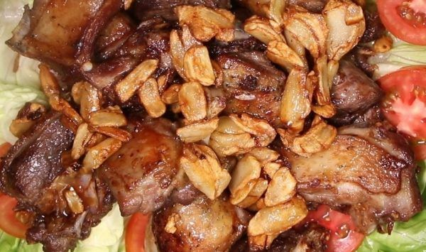 Vịt cháy tỏi là món ăn hấp dẫn với hương vị đậm đà, thơm lừng của tỏi chiên giòn, thường xuất hiện trong các bữa tiệc hay bàn nhậu. Với sự hỗ trợ của nồi chiên không dầu, bạn hoàn toàn có thể chế biến món ăn này tại nhà một cách đơn giản và nhanh chóng. Hãy cùng theo chân của yêu bếp núc tìm hiểu cách làm vịt cháy tỏi dưới bài viết sau nhé!