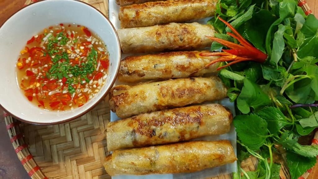 Nem rán Hà Nội là món ăn không thể thiếu trong mâm cỗ ngày Tết, mâm cỗ cúng hay bữa cơm gia đình. Với lớp vỏ vàng giòn, nhân thơm ngọt và nước chấm chua ngọt đậm đà, món ăn này đã trở thành biểu tượng ẩm thực của người Hà Nội. Hãy cùng yêu bếp núc khám phá cách làm nem rán Hà Nội chuẩn vị qua bài viết dưới đây.