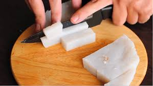 Cắt bột thành miếng vuông ~5 cm, dày ~0,5 cm.
Làm nóng chảo, cho nhiều dầu, chiên vàng 2 mặt.