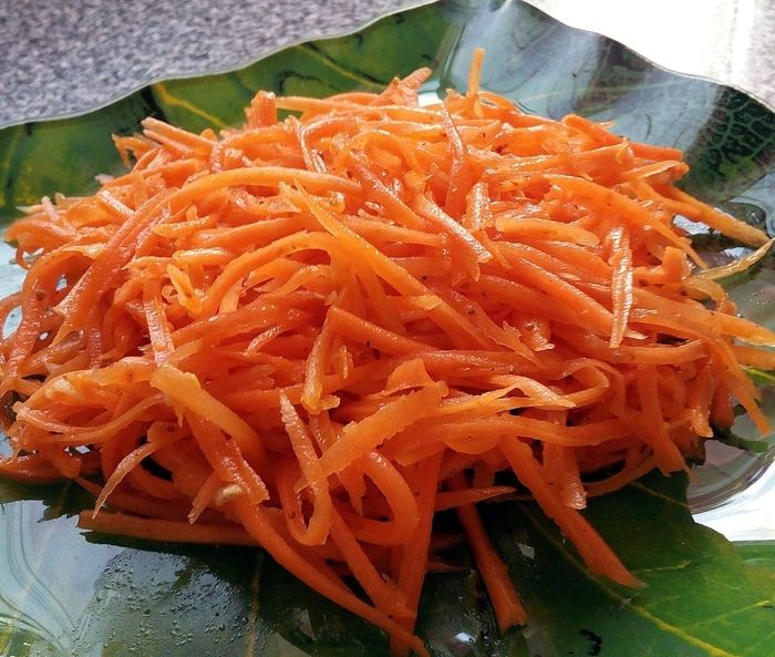 Đồ chua: đu đủ + cà rốt
Bào sợi, trộn muối/đường + giấm, để 10 phút, rửa lại, vắt ráo.
Mẹo: ngâm giấm trước để giữ màu trắng đẹp