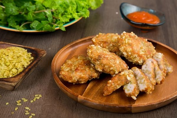 Chả cốm không chỉ đơn thuần là món ăn, mà còn là biểu tượng tinh tế của ẩm thực Hà Nội mỗi dịp thu về. Hạt cốm xanh dẻo bùi kết hợp cùng vị thịt giòn dai tạo nên một cảm giác thanh tao, đậm đà văn hoá Tràng An. Bài viết này yêu bếp núc sẽ hướng dẫn bạn chi tiết từ A–Z cách làm chả cốm chuẩn vị Hà Nội ngay tại nhà.