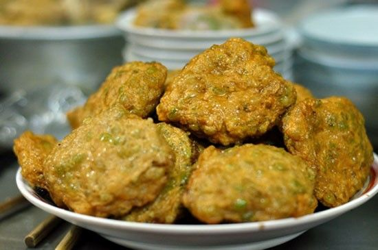 Biến tấu hiện đại – nồi chiên không dầu
Bạn cũng có thể sử dụng nồi chiên không dầu để giảm dầu mỡ.
Chuẩn bị như công thức, hấp rồi cho vào nồi chiên: 160 °C trong 5 phút, sau đó tăng lên 180 °C thêm 7 phút cho giòn đều.
Thành phẩm chả giòn, nóng hổi, ít dầu mỡ và vẫn giữ vị cốm đặc trưng.