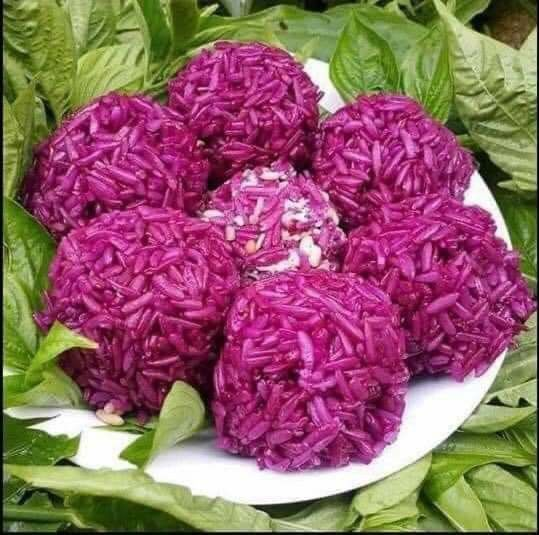 Dùng muỗng xới xôi ra đĩa, rắc dừa nạo sợi lên trên mặt xôi. Bạn có thể thưởng thức xôi nếp cẩm ngay khi còn nóng hoặc để nguội tùy thích.
Bí Quyết Để Xôi Nếp Cẩm Ngon Hơn
Lựa chọn nếp cẩm: Chọn nếp cẩm hạt đều, bóng, màu tím đậm và có mùi thơm đặc trưng. Nếp cẩm ngon sẽ giúp xôi có màu sắc đẹp và hương vị thơm ngon.
Ngâm nếp đúng cách: Ngâm nếp trong nước lá cẩm qua đêm hoặc ít nhất 5 tiếng để nếp nở đều và thấm màu. Việc ngâm này cũng giúp rút ngắn thời gian nấu và đảm bảo hạt nếp chín đều.
Hấp xôi: Khi hấp xôi, nên phủ một lớp lá chuối lên trên mặt nếp để giữ nhiệt và giúp xôi chín đều, không bị khô.
Trộn nước cốt dừa: Sau khi xôi chín, trộn nước cốt dừa và đường vào xôi khi xôi còn nóng để xôi dễ dàng thấm đều và có hương vị thơm ngon.