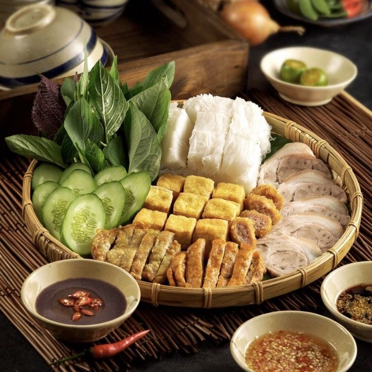 Cách thưởng thức chả cốm ngon hơn
Ăn chả cốm khi còn nóng, lớp vỏ giòn, hạt cốm thơm nhẹ, bên trong mềm béo. Dùng kèm:
Bún đậu mắm tôm,
Cơm nóng,
Bún nguội,
Bánh mì hoặc chấm cùng tương ớt, nước mắm chua ngọt, rau sống.