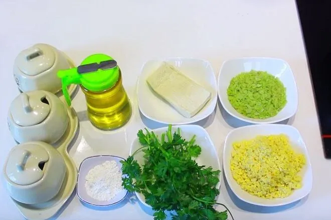 Nguyên liệu làm chả cốm chay
Dưới đây là công thức cơ bản cho khoảng 10–12 miếng chả vừa ăn:
Cốm tươi: 150–200 g (nếu không có cốm tươi, dùng cốm khô nhưng phải ngâm mềm).
Đậu phụ: 300 g (đậu phụ mềm giúp kết dính chả).
Đậu xanh: 100–150 g (luộc chín, nghiền nhuyễn)
Bột năng (bột bắp/bột sắn): 15–30 g để tạo độ dai và kết dính.
Bánh mì (nếu muốn tăng kết dính): 2 lát (tuỳ chọn).
Hành tím + hành lá + ngò rí: 1–2 củ + vài nhánh để tạo hương thơm.
Rau mùi ta (ngò ta): khoảng 10–15 g để tăng hương vị chay.
Gia vị chay: muối, tiêu, bột nêm chay (hoặc nước tương, nước mắm chay theo khẩu vị).
Dầu ăn hoặc bơ lạt: dùng để xào hỗn hợp và chiên chuối.
Lá sen hoặc lá chuối: dùng để lót hấp (tăng độ thơm ngát).