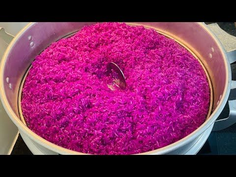 Nồi hấp: Đổ nước vào nồi hấp, đặt xửng hấp lên trên. Cho nếp đã ráo vào xửng, dùng lá chuối lót dưới đáy xửng và phủ lên trên mặt nếp một lớp lá chuối nữa để xôi không bị khô. Hấp nếp trong khoảng 45-50 phút với lửa vừa.
Nồi cơm điện: Nếu sử dụng nồi cơm điện, cho nếp vào nồi, thêm nước lá cẩm sao cho nước xăm xắp mặt nếp. Bật chế độ nấu và chờ đến khi nồi chuyển sang chế độ giữ ấm. Mở nắp, dùng muỗng xới đều và bật lại chế độ nấu thêm lần nữa cho đến khi xôi chín đều.