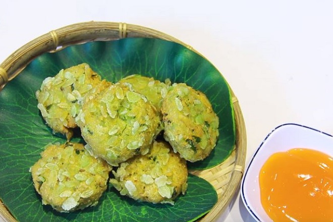 Mẹo & “bật mí” làm chả cốm chay ngon hơn
Chọn cốm ngon: hạt xanh nhạt, tơi, có mùi cốm tự nhiên – tránh cốm quá già/nhạt mùi.
Chọn đậu xanh chất lượng: hạt đều, sáng bóng, khi nấu tơi, không vụn nhiều.
Tăng độ kết dính: thêm bột năng, hoặc kết hợp đậu phụ, bánh mì; dùng sức nhào trộn kỹ giúp chả chắc và không vỡ.
Hấp trước khi chiên: giúp chả kết cấu tốt, không bị nứt hay rã khi chiên .
Bảo quản dễ dàng:
Trong ngăn mát: dùng trong 3–5 ngày nếu đậy kín.
Ngăn đá: để lâu hơn đến vài tuần; khi ăn hấp/kho lại hoặc chiên giòn lại.