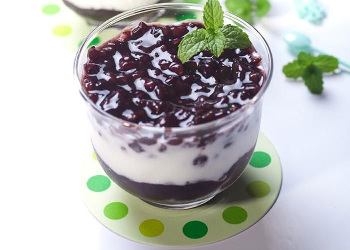 Thưởng Thức Sữa Chua Nếp Cẩm
Khi nếp cẩm nguội bớt, múc vào ly hoặc hũ, rưới sữa chua lên trên. Trộn đều và thưởng thức. Bạn có thể thêm đá viên nếu thích ăn lạnh.