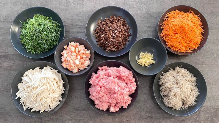Nguyên Liệu Làm Nem Rán

Để làm nem rán Hà Nội, bạn cần chuẩn bị những nguyên liệu sau:

Thịt nạc vai: 300g (hoặc thịt ba chỉ có lẫn mỡ để nem mềm và thơm)

Tôm tươi: 100g (bóc vỏ, băm nhỏ)

Miến khô: 50g (rửa sạch, để ráo)

Mộc nhĩ: 30g (ngâm mềm, thái nhỏ)

Nấm hương: 30g (ngâm mềm, thái nhỏ)

Cà rốt: 1 củ nhỏ (bào sợi)

Hành khô: 2 củ (băm nhỏ)

Trứng gà: 2 quả (dùng lòng đỏ)

Bánh đa nem: 20 tấm

Gia vị: Hạt tiêu, muối, nước mắm, đường, bột ngọt