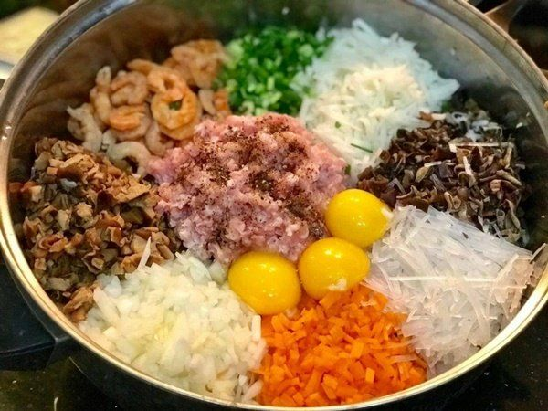 Trộn Nhân Nem

Trong một tô lớn, cho thịt, tôm, miến, mộc nhĩ, nấm hương, cà rốt và hành khô vào.

Thêm lòng đỏ trứng gà, gia vị (1/2 muỗng cà phê muối, 1/4 muỗng cà phê hạt tiêu, 1 muỗng canh nước mắm, 1/2 muỗng canh cà phê bột ngọt) vào và trộn đều.

Để nhân nghỉ khoảng 5-10 phút cho ngấm gia vị.