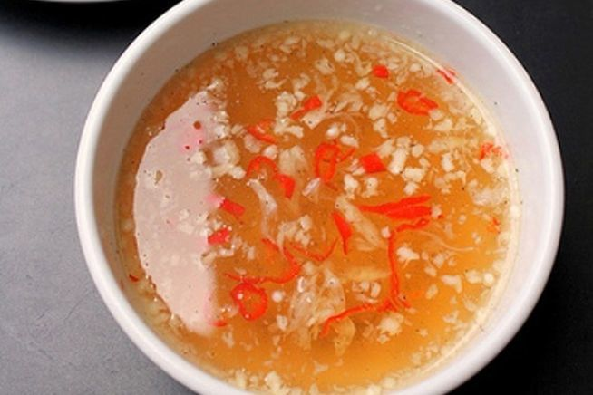 ách Làm Nước Chấm Món Bánh Đa Cua
Trong một tô nhỏ, 2 muỗng canh đường với 2 muỗng canh nước lọc cho đến khi đường tan hoàn toàn.
Thêm 2 muỗng canh nước mắm, 2 muỗng canh giấm (hoặc nước cốt chanh) vào hỗn hợp trên và khuấy đều.
Cho tỏi và ớt băm nhuyễn vào, khuấy đều.
Cuối cùng, nêm thêm tiêu xay nếu thích.
Nước chấm này có vị chua ngọt hài hòa, cay nhẹ, giúp tăng thêm hương vị cho món bánh đa cua.