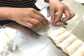 Cuốn Nem

Pha một ít giấm và đường với nước để làm mềm bánh đa nem.

Nhúng bánh đa vào hỗn hợp giấm đường, sau đó trải lên mặt phẳng.

Múc một thìa nhân vào giữa bánh đa, gấp hai bên mép và cuốn chặt tay.

Lưu ý không cuốn quá chặt để khi rán, nhân có thể nở mà không làm vỡ bánh.