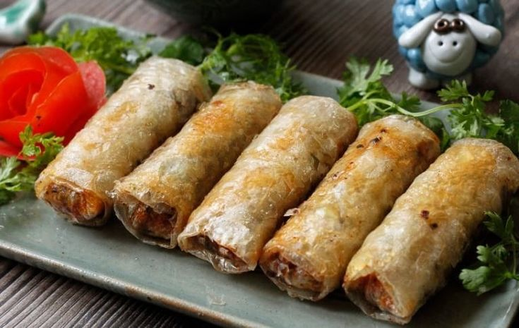 Bí Quyết Làm Nem Rán Giòn Ngon

Dùng mỡ nước để rán: Thay vì dầu ăn, sử dụng mỡ nước sẽ giúp nem giòn lâu và có màu vàng đẹp mắt.

Rán hai lần: Lần một rán sơ, lần hai rán chín vàng để nem giòn hơn.

Phết giấm hoặc nước đường lên bánh đa: Trước khi cuốn, phết một lớp giấm hoặc nước đường loãng lên bánh đa để bánh mềm và khi rán, nem sẽ giòn hơn .

Để nem trong tủ lạnh trước khi rán: Sau khi cuốn, để nem trong ngăn mát tủ lạnh khoảng 20 phút để nem chặt và giòn hơn khi rán.