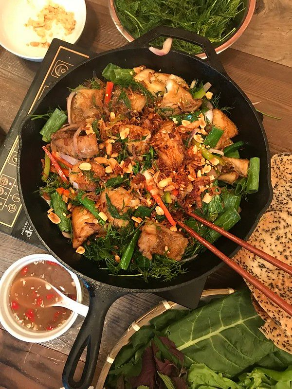 Chả cá Lã Vọng – món ăn nổi tiếng của Hà Nội – không chỉ là một phần của ẩm thực thủ đô mà còn là biểu tượng của sự tinh tế trong cách chế biến và thưởng thức. Với hương vị đặc trưng từ cá lăng tươi ngon, gia vị đậm đà và cách chế biến độc đáo, món ăn này đã chinh phục biết bao thực khách trong và ngoài nước. Hãy cùng theo chân yêu bếp núc tìm hiểu cách làm chả cá lã vọng ngon dưới bài viết sau đây nhé!