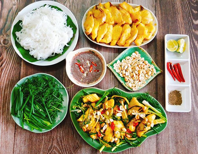 Bước 6: Thưởng Thức
Cho bún tươi vào bát, thêm chả cá, hành lá, thì là, đậu phộng rang. Chan mắm tôm lên trên, trộn đều và thưởng thức.