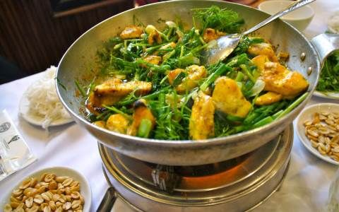 Bước 5: Xào Chả Cá
Bắc chảo lên bếp, cho dầu ăn vào đun nóng. Thả cá đã nướng vào chảo, thêm hành lá, thì là vào đảo đều cho đến khi rau chín tới. Cho đậu phộng rang vào trộn đều.
