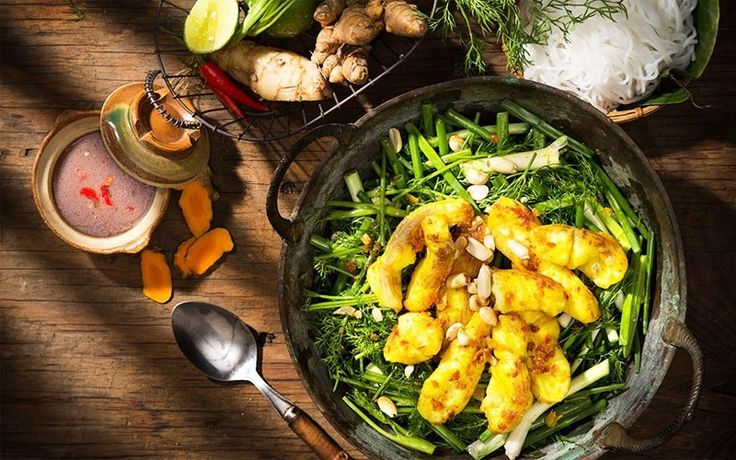 Thưởng Thức Tại Nhà
Món chả cá Lã Vọng ngon nhất khi ăn nóng, ngay sau khi chế biến. Bạn có thể bày biện món ăn trên bàn, sử dụng bếp cồn hoặc bếp mini để giữ nhiệt, vừa ăn vừa thưởng thức, tạo không khí ấm cúng cho gia đình và bạn bè.