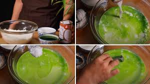 Bước 2: Ngâm Gạo Nếp
Rửa sạch gạo nếp: Loại bỏ bụi và tạp chất.
Ngâm gạo nếp: Cho gạo vào tô, đổ nước cốt lá dứa vào ngâm trong khoảng 6-8 tiếng hoặc qua đêm.
Thêm muối: Cho 1/2 muỗng cà phê muối vào nước ngâm để hạt nếp đậm vị và màu sắc rõ nét hơn.