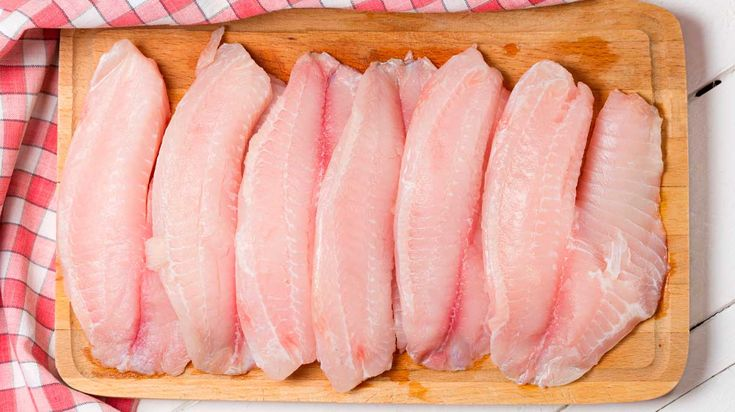 Bước 1: Sơ Chế Nguyên Liệu
Cá lăng: Rửa sạch cá, dùng muối và chanh chà xát để loại bỏ nhớt và khử mùi tanh. Sau đó, lọc lấy phần phi lê, thái thành miếng vừa ăn (khoảng 2 ngón tay), thấm khô bằng khăn giấy.
Rau thơm: Rửa sạch hành lá, thì là, cắt khúc khoảng 2-3cm. Ớt bỏ cuống, thái nhỏ. Đậu phộng rang giã dập.
