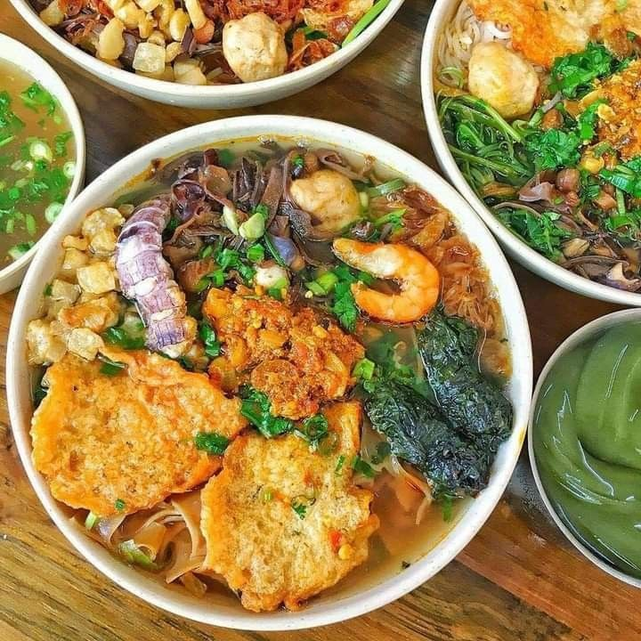 Bánh đa cua Hải Phòng là món ăn đặc sản nổi tiếng, mang đậm hương vị đất cảng với sợi bánh đa đỏ dai dai, nước dùng ngọt thanh từ cua đồng, kết hợp cùng các loại topping như chả lá lốt, chả cá, tôm, tóp mỡ, hành phi và rau sống tươi ngon. Nếu bạn muốn tự tay chế biến tại nhà, hãy cùng yêu bếp núc khám phá cách nấu bánh đa cua ngon chuẩn vị dưới đây.