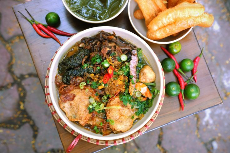 💡 Mẹo Nhỏ Để Món Ăn Thêm Hấp Dẫn
Chọn cua đồng: Nên chọn cua cái chắc, có gạch vàng để nước dùng ngọt và thơm.
Giã cua: Giã cua bằng tay và lọc kỹ để thu được nhiều thịt cua, tránh lọc qua rây vì sẽ mất chất.
Nước dùng: Kết hợp giữa nước cua và nước hầm xương để tạo vị ngọt tự nhiên, không nên dùng nước hầm xương một mình vì sẽ làm mất đi vị thanh của món ăn.
Rau ăn kèm: Rau muống chẻ, hoa chuối và chí chương Hải Phòng là những món không thể thiếu để tăng thêm hương vị.